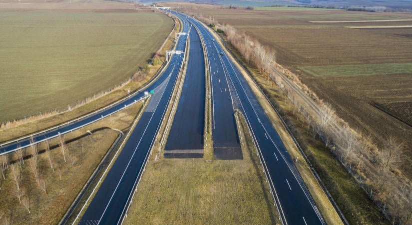 Újraírhatják az M6 és az M8 autópálya egyes szakaszainak történetét, itt a kormányhatározat róla
