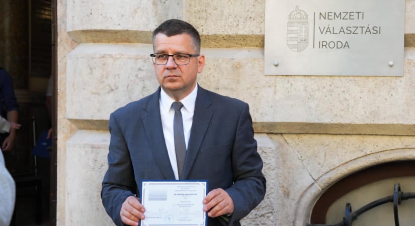 Őrizetbe vették Seszták Miklóst, miután a parlament megvonta a mentelmi jogát