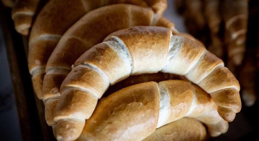 Görbe kifli, egyenes út előre – megnéztük, hogyan gyártják a Lipóti legendás kiflijét