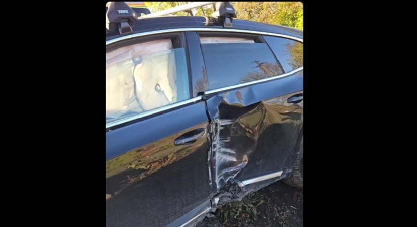 Bakonyi vasúti átjáró S-kanyarában sodródott ki a fekete Volkswagen, gyerek is megsérült (videó)