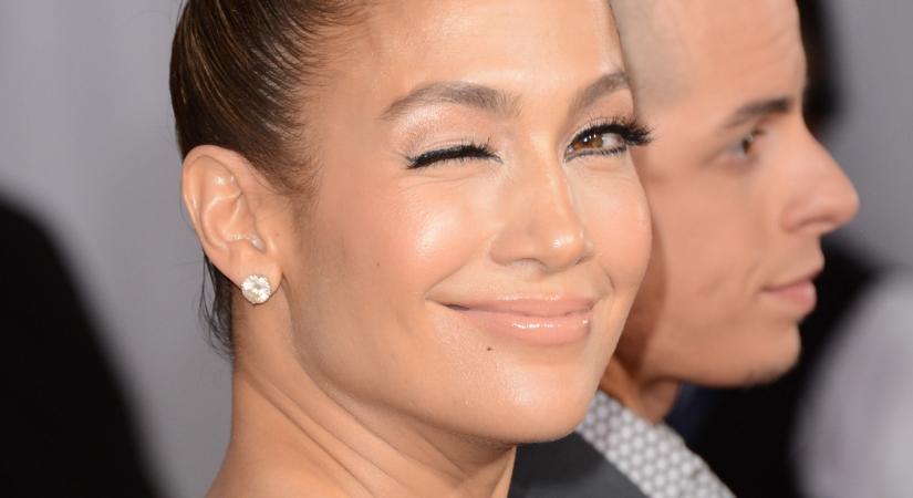 Jennifer Lopez újabb merész lookkal sokkolt: áttetsző ruhában lépett le a magángépről - fotó
