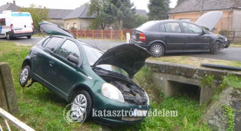 Autó az árokban – Kilenc tűzesethez és 19 műszaki mentéshez riasztották a somogyi tűzoltókat (GALÉRIA)