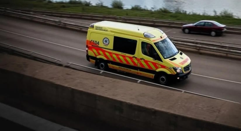 Mentőt és tűzoltót riasztottak, felborult egy autó az M1-M7 autópálya közös szakaszán: több kilométeres a torlódás