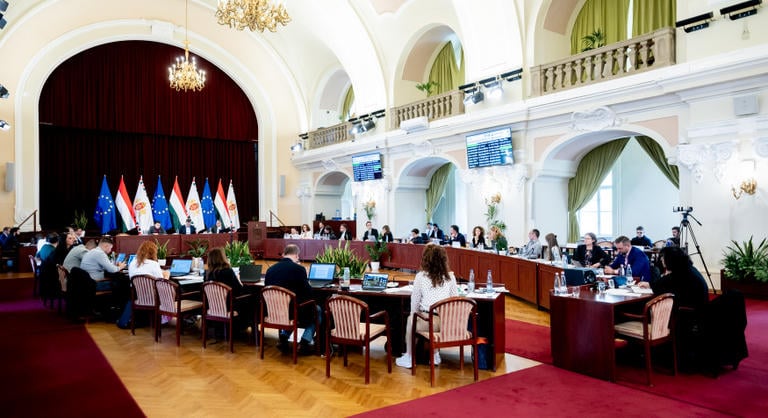 Óriási a feszültség a fővárosban, rendkívüli közgyűlésen támadják Karácsony Gergelyt - A Fővárosi Közgyűlés rendkívüli ülése