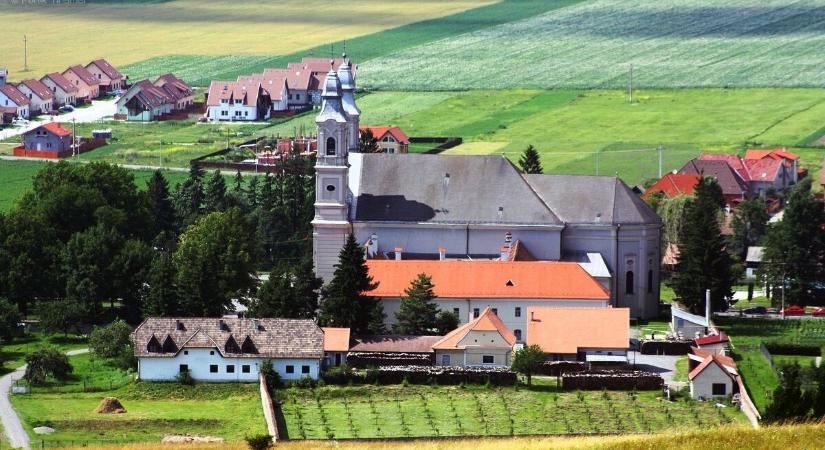 Időkapszulákat találtak a csíksomlyói kegytemplom tornyában