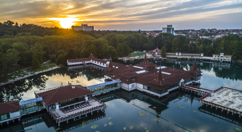 A Hévízi-tó és a gyógyfürdő jövőjéről egyeztettek Hévízen