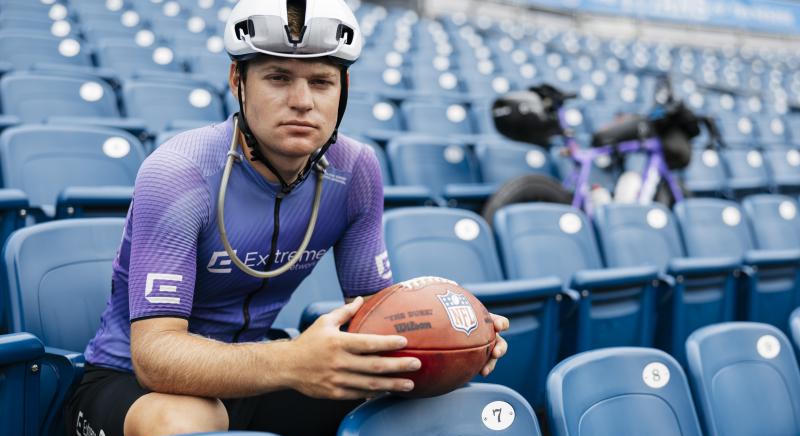 Miamitól Seattle-ig tekert, miközben bejárta az összes NFL-stadiont