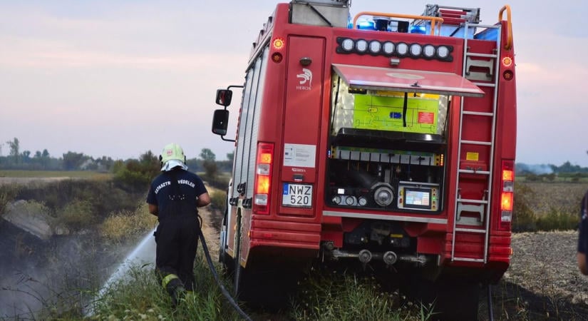 Hajnali riadalom: kigyulladt az avar, teljes útzár a 6-os főúton