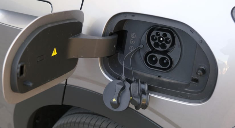 Abszurd elektromos gyorstöltőt mutattak be