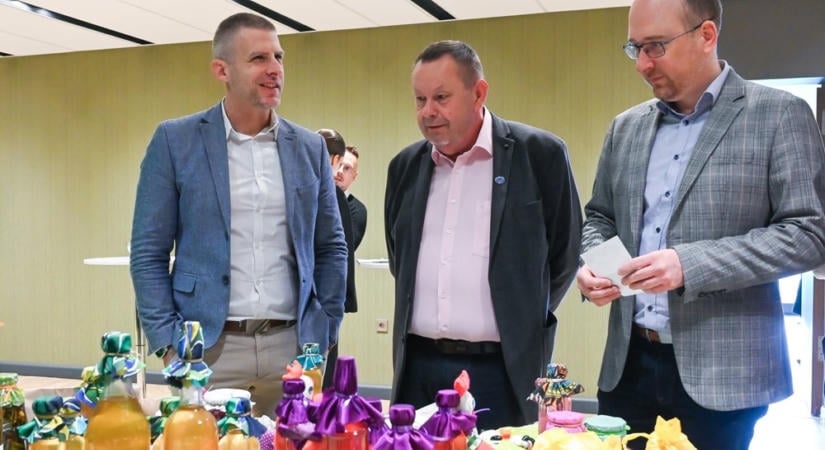 Magyar Péter bejelentette, hogy megszüntetik a megyei önkormányzatokat