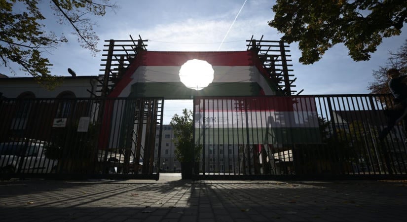 Épül már a Sztálin-szobor a Városháza udvarán – fotók