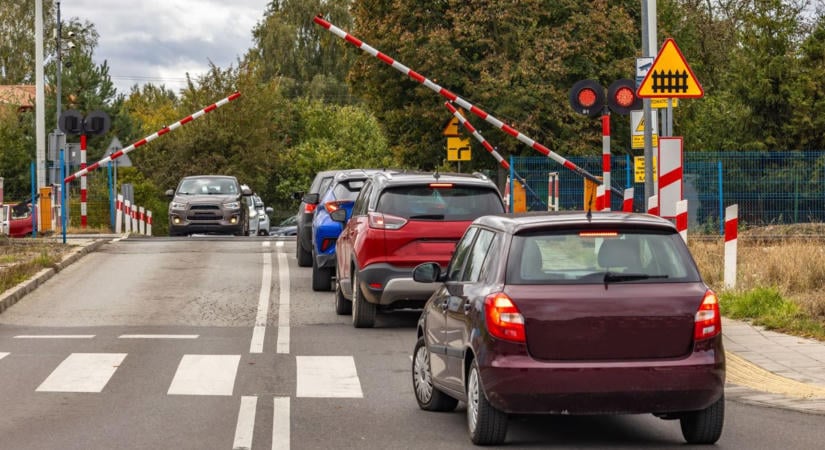 Pillanatokon múlt, hogy lecsapjon rá vasúti sorompó Kecskeméten — videón a hajmeresztő jelenet