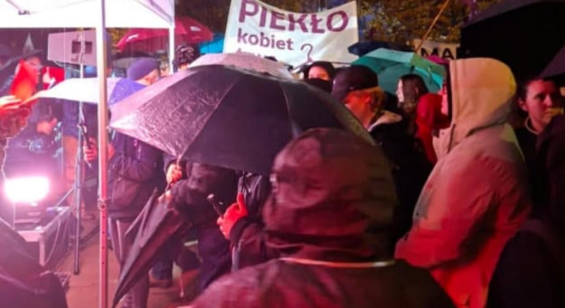 28 lengyelországi városban voltak tüntetések az abortuszjogért