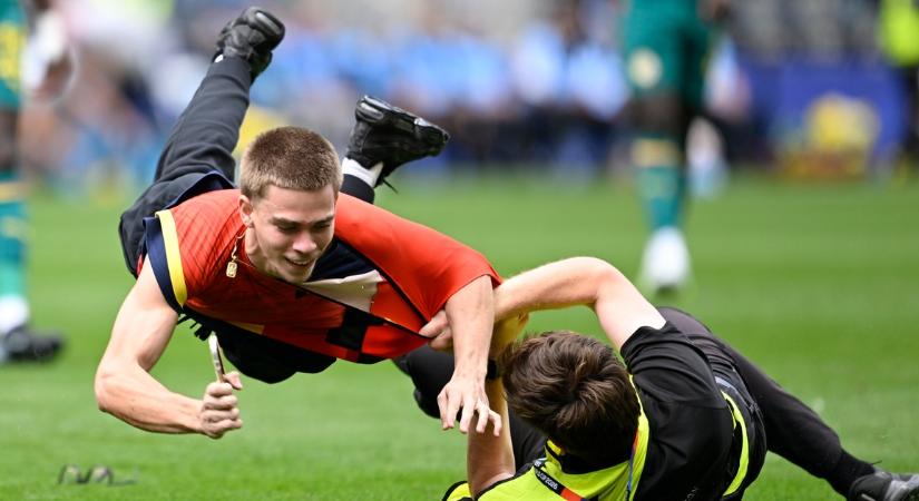 Őrület a vb-n: három szurkoló is pályára rohant a Belgium–Szenegál meccsen – fotók