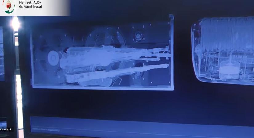 Hangfalba rejtették a fegyvereket – videóval