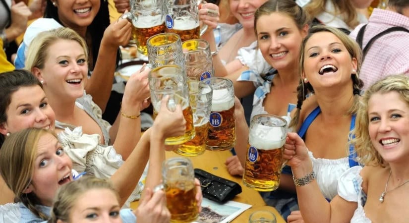 Hatalmas korsók, bajor ruhák és féktelen buli – látványos képeken az Oktoberfest