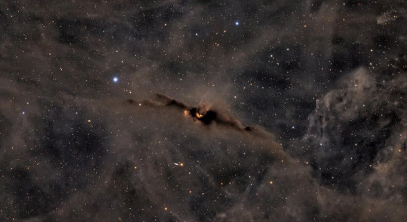 1400 fényévre a Földtől egy gigantikus, sötét alakzat takarja el a csillagokat, de a mélyén csodálatos dolog történik