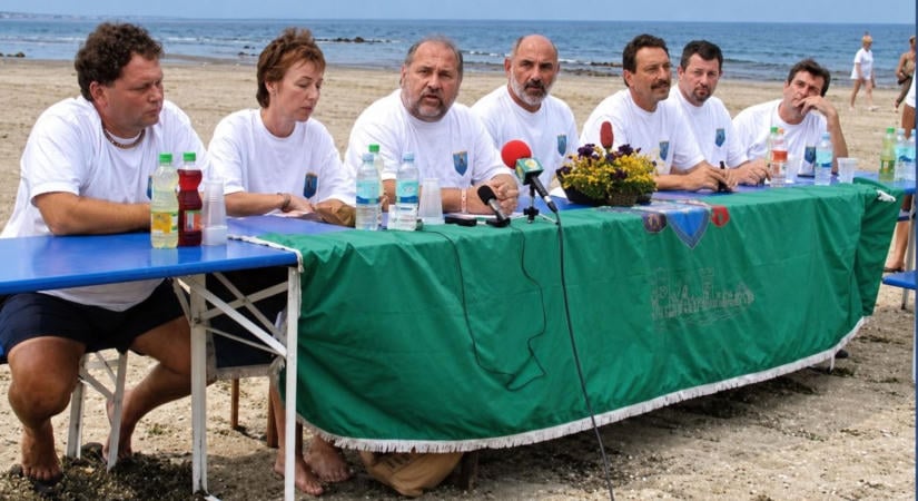 Testületi ülést tartottak a Balaton medrében – ez ellen tiltakoztak a képviselők