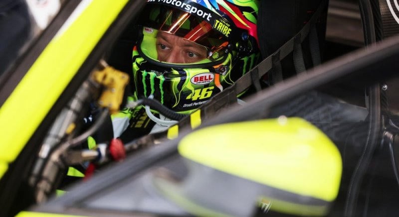 „Klassz lesz, de nagy problémát fog okozni” – egy mezőnyben Verstappen és Rossi