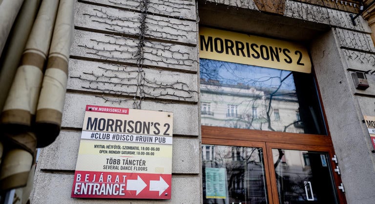 Az emeletről ugrott a bulizók közé egy fiatal a Morrison’s 2-ben