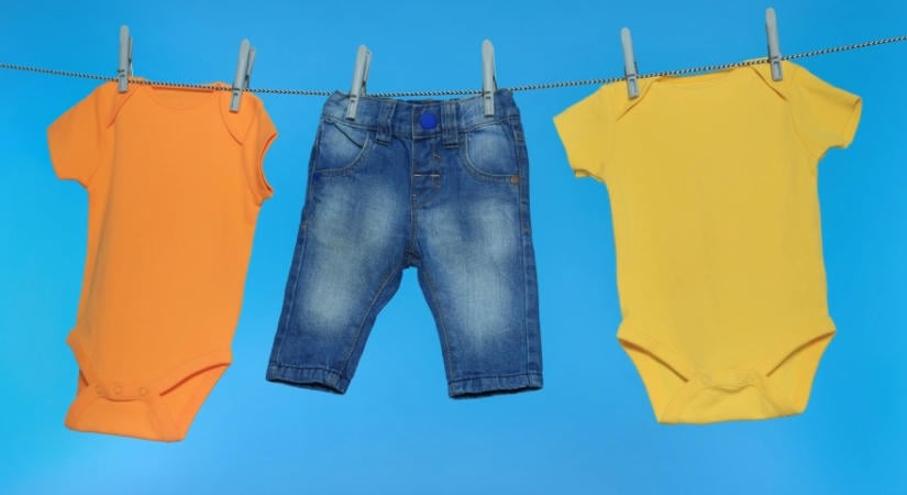 Így tüntesd el a fűfoltot és paradicsomfoltot a ruhákból – 5 bevált házi praktika