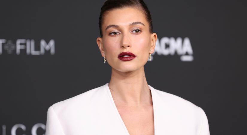 Hailey Bieber ebből a trendből is kihozza a maximumot: csodásan kihangsúlyozza a derekat, és most újra menő a válltömés