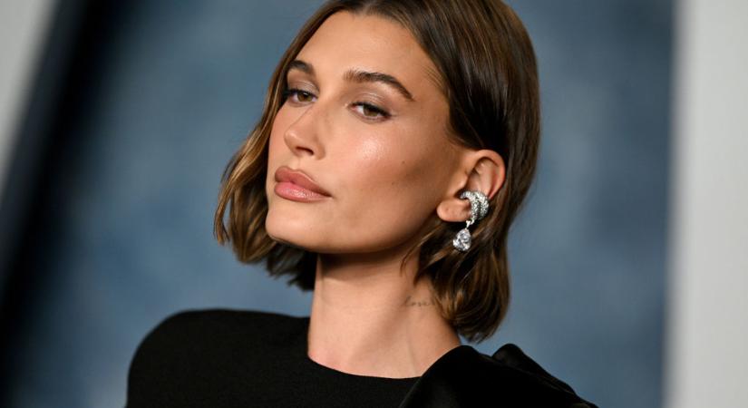 Hailey Bieber templomba ment, de nadrágot elfelejtett felvenni