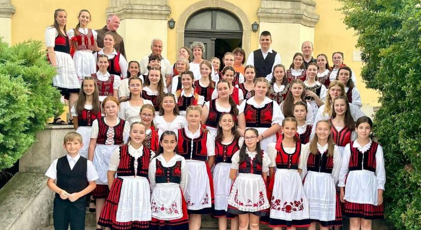 Böjte Csaba szeretethőmérője: a Balatonnál miséket tart, a Bakonyban zarándoklatot is vezet (képek)