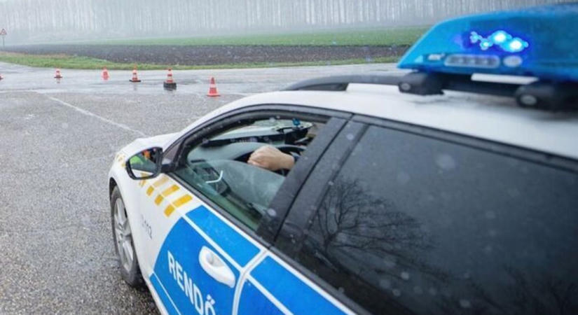 Baleset Vas megye forgalmas útkereszteződésében: három autó karambolozott