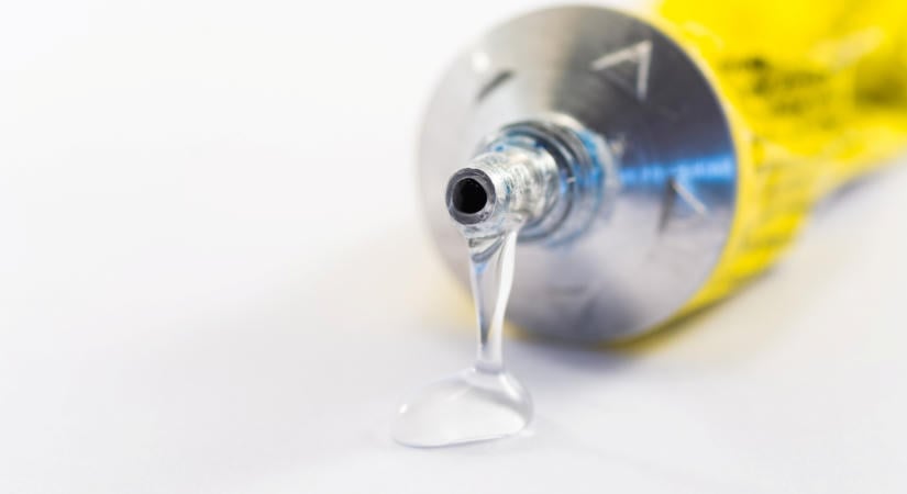 Pillanatragasztóval kezelte a vizeletszivárgását: így mentették meg az orvosok