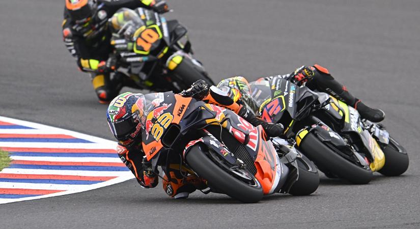 MotoGP: Brad Binder a 15. helyről győzött a sprinten, újabb pilóta került kórházba