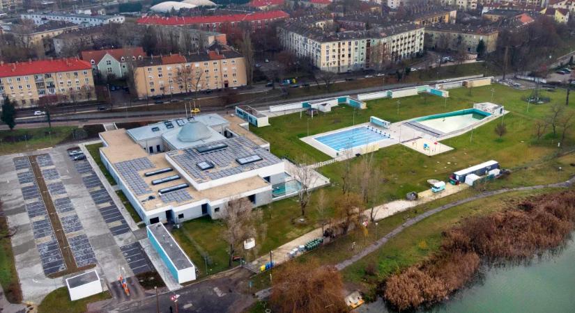 Még egy betonsúllyal rögzített napernyőt is az égbe repített a porördög a pesterzsébeti strandon, hárman megsérültek
