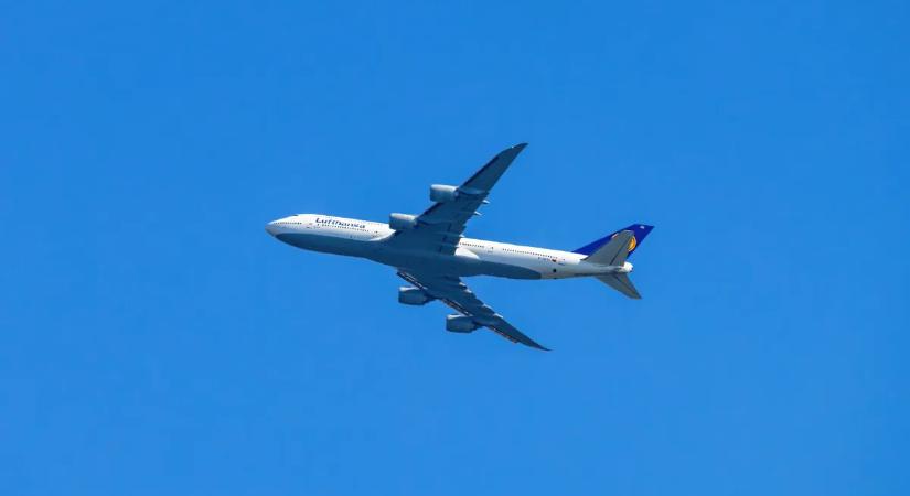 Eltűnt egy Boeing 737-es gép, valószínűleg a tengerbe csapódott