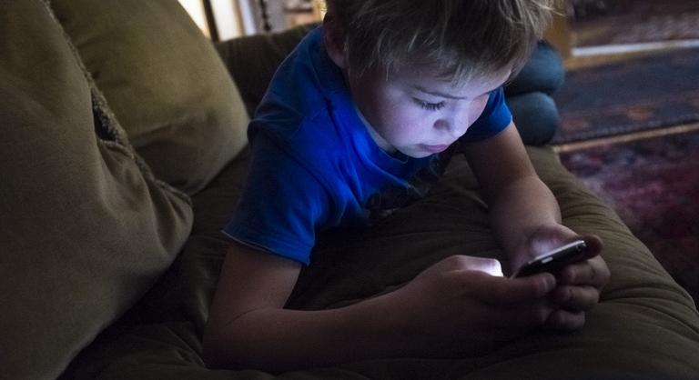 A levéltitok felszámolása a gyermekvédelem ürügyén: mi az a Chat Control?