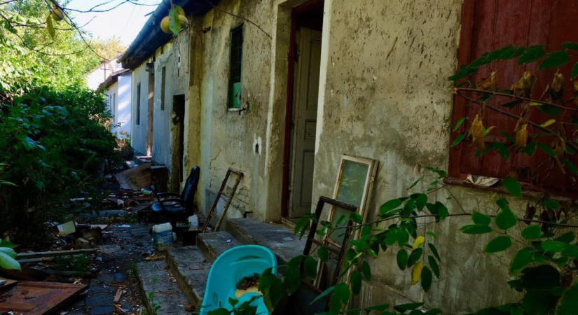 Munkagépek jelentek meg Rákosrendezőn, ez történik most az elhagyatott épületekkel – fotók