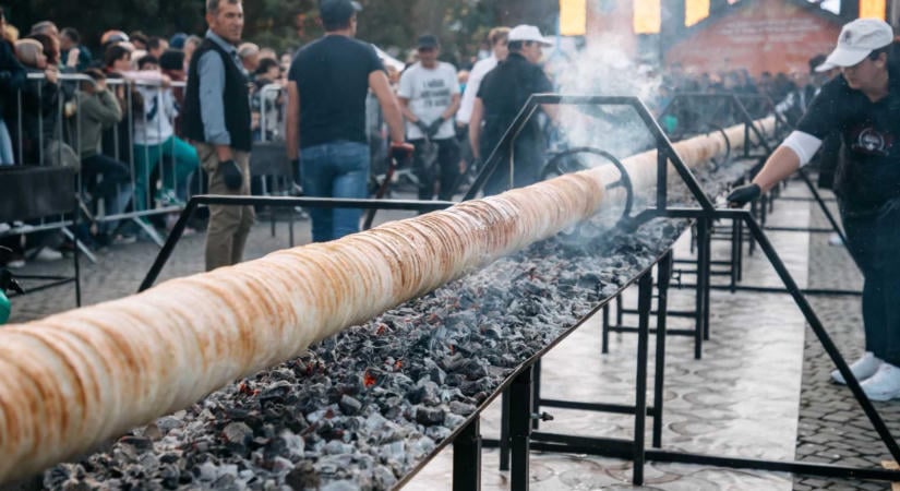 Édes óriások Sepsiszentgyörgyön: kürtőskalácsból tömbháznyi, lángosból asztalnyi készül