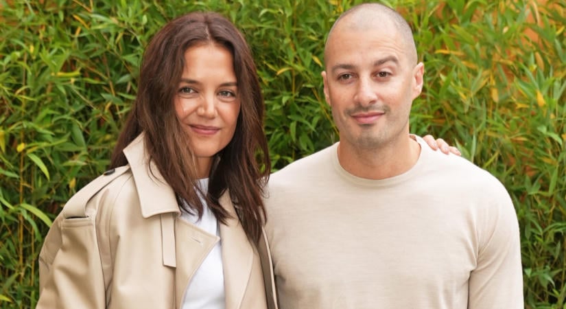 Katie Holmes fülig szerelmes: fiatal párjával összebújva pózolt Milánóban
