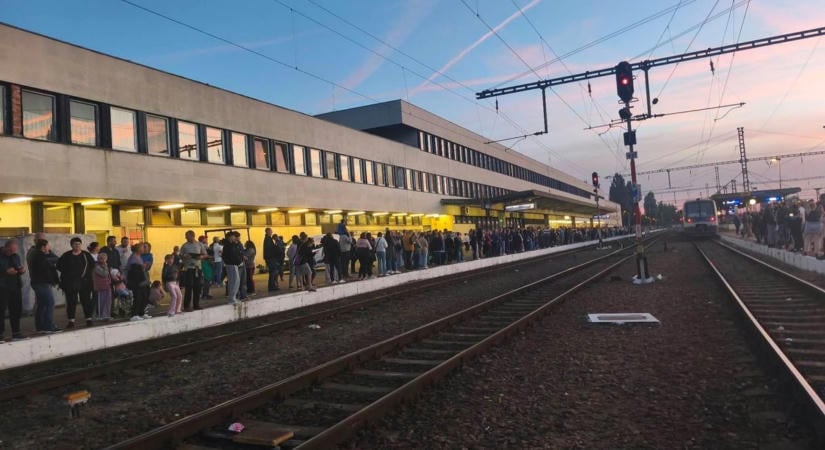 Csalódott szülők, pityergő gyerekek – egy percig csodálhattuk az Orient Expresszt