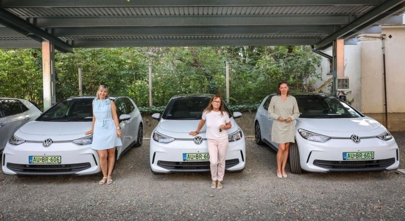 Új elektromos autókkal jut közelebb a segítség a Tolna megyei gyerekekhez