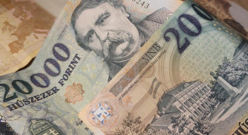 Magához tért a pofon után a forint, ennyit kérnek most az euróért és a dollárért