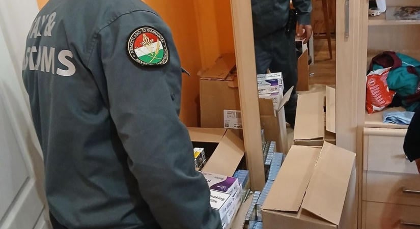 Hangoskodás miatt mentek ki a rendőrök, több ezer doboz cigarettát találtak a házban