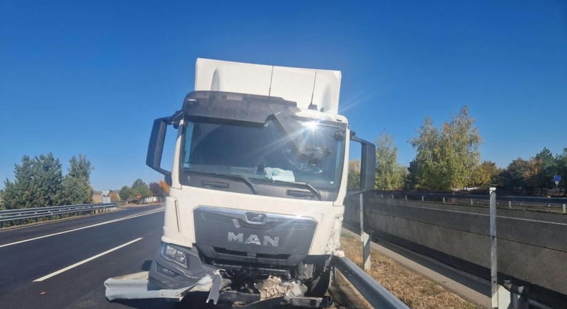 Bénult a forgalom az M6-oson: szalagkorlátnak ütközött egy kamion Baranyában