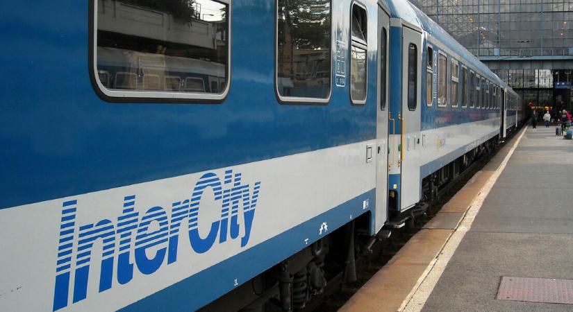 Rosszul lett egy utas a szegedi IC-n