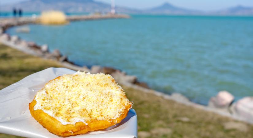 Micsoda? 1000 forint egy porcukros lángosért: sokkoló árak és ízek a Balatonnál