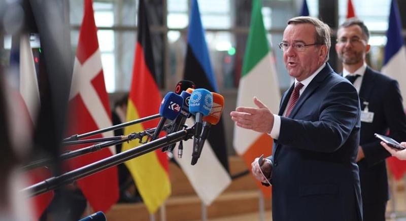 A német védelmi miniszter jóváhagyta segélyek ledobását a Gázai övezetben