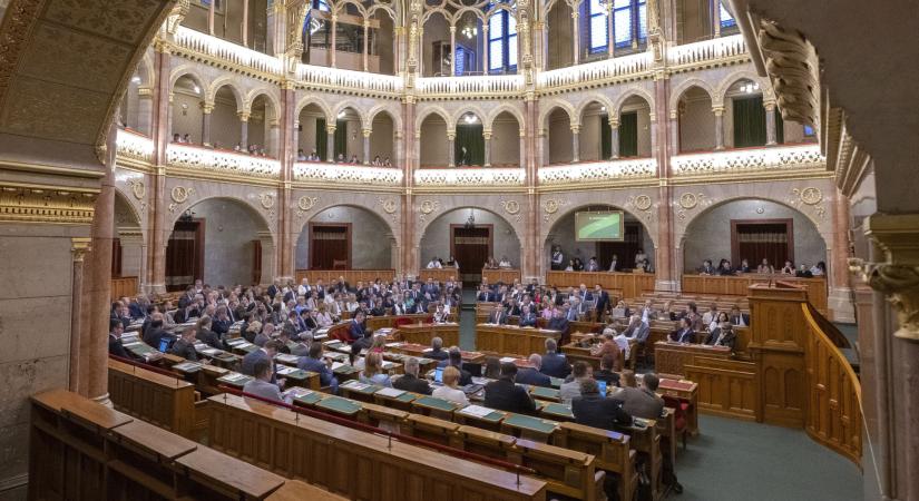 Eldőlt: százezer forintos iskolakezdési támogatást kapnak a rászoruló családok Magyarországon