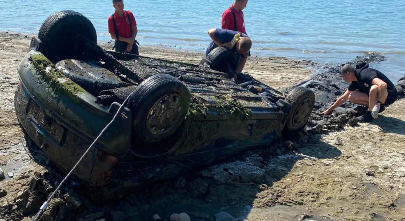 Tizenhárom éve ellopott autó került elő a Dunából az alacsony vízállás miatt – fotók