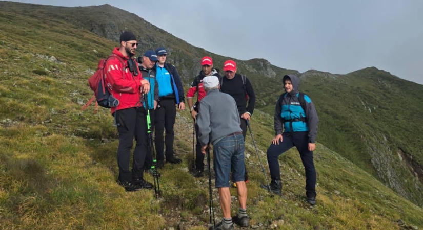Eltévedt egy 80 éves turista a Fogarasi-havasokban – nyolc órán át keresték a hegyimentők (VIDEÓ)