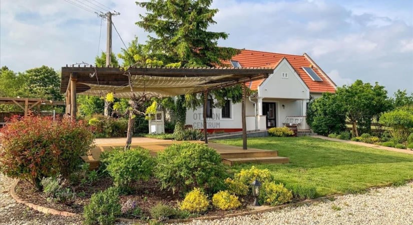 Ennyi volt: eladó a Káli Cottage lenyűgöző birtoka, ennyiért árulják a köveskáli ingatlant (galéria)