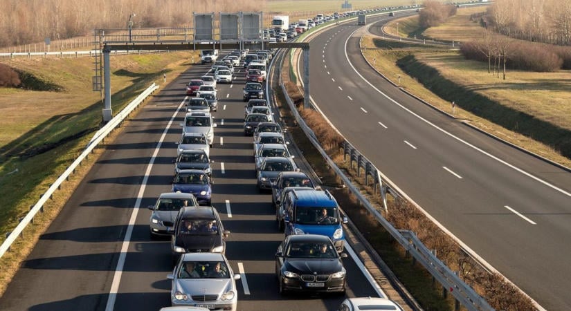 Nekicsapódott a szalagkorlátnak egy autó az M3-ason, mutatjuk, hol történt a baleset